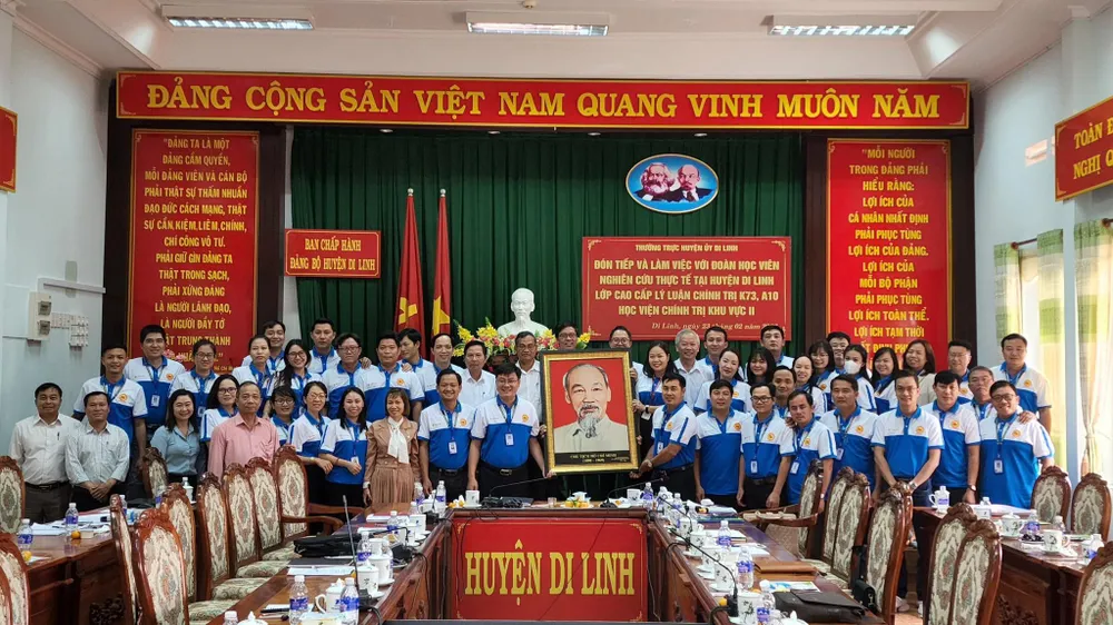 Đoàn học viên Lớp CCLLCT K.73A10 trao tặng ảnh Bác Hồ cho lãnh đạo Huyện ủy Di Linh nhân chuyến học tập kinh nghiệm tại huyện