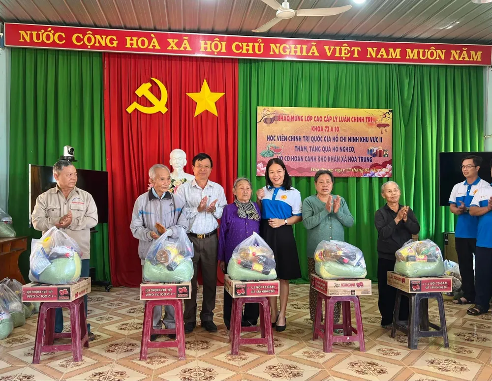 Các học viên lớp K.73A10 trao tặng quà cho người dân diện chính sách của xã Hòa Trung (huyện Di Linh)