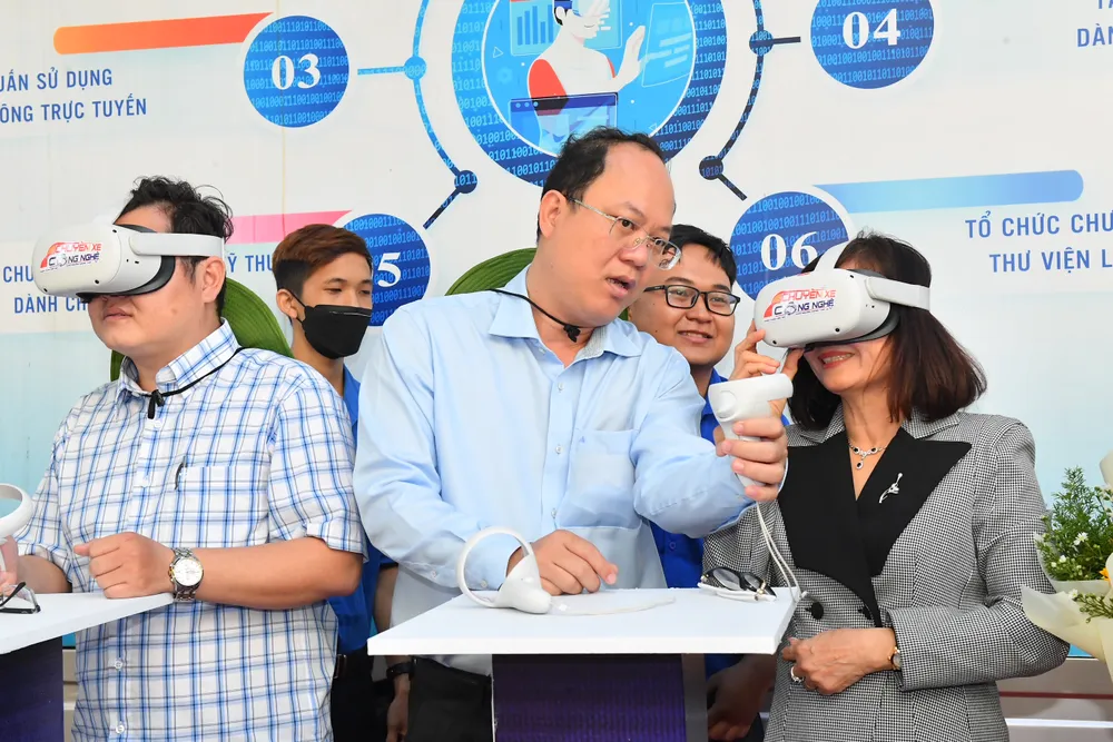 Phó Bí thư Thành ủy TPHCM Nguyễn Hồ Hải cùng các đại biểu trải nghiệm chuyến xe công nghệ. Ảnh: VIỆT DŨNG Phó Bí thư Thành ủy TPHCM Nguyễn Hồ Hải cùng các đại biểu trải nghiệm chuyến xe công nghệ. Ảnh: VIỆT DŨNG