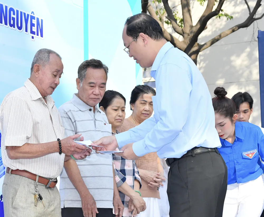 Phó Bí thư Thành ủy TPHCM Nguyễn Hồ Hải tặng quà các hộ dân bị ảnh hưởng bởi dịch Covid-19, hộ dân có hoàn cảnh khó khăn. Ảnh: VIỆT DŨNG Phó Bí thư Thành ủy TPHCM Nguyễn Hồ Hải tặng quà các hộ dân bị ảnh hưởng bởi dịch Covid-19, hộ dân có hoàn cảnh khó khăn. Ảnh: VIỆT DŨNG