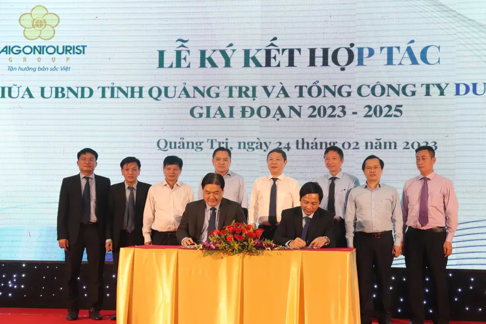 Ông Trương Đức Hùng, Phó Tổng Giám đốc điều hành Saigontourist Group và ông Hoàng Nam, Phó Chủ tịch UBND tỉnh Quảng Trị đại diện hai bên ký kết Ông Trương Đức Hùng, Phó Tổng Giám đốc điều hành Saigontourist Group và ông Hoàng Nam, Phó Chủ tịch UBND tỉnh Quảng Trị đại diện hai bên ký kết