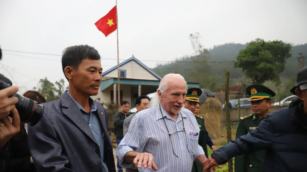 Ông Peter Mathews đến nhà liệt sĩ Cao Văn Tuất (ở thôn Cao Thắng, xã Kỳ Xuân, huyện Kỳ Anh, tỉnh Hà Tĩnh)