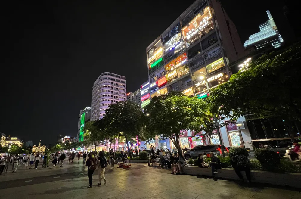 Không gian xung quanh khu vực phố đi bộ Nguyễn Huệ (quận 1), với hàng loạt quán cà phê trên chung cư cao tầng và những tòa nhà. Ảnh: DŨNG PHƯƠNG Không gian xung quanh khu vực phố đi bộ Nguyễn Huệ (quận 1), với hàng loạt quán cà phê trên chung cư cao tầng và những tòa nhà. Ảnh: DŨNG PHƯƠNG