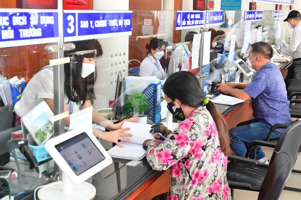 Cán bộ UBND TP Thủ Đức hướng dẫn người dân thực hiện các thủ tục hành chính. Ảnh: VIỆT DŨNG