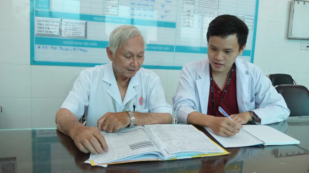 GS-TS-BS Lê Quang Nghĩa hướng dẫn sinh viên nội trú