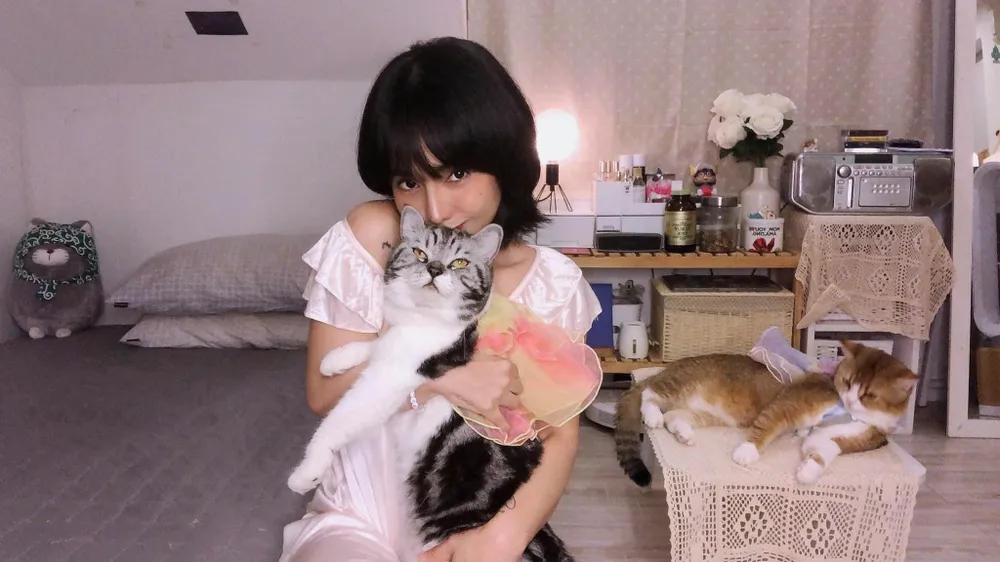 Theo chị Việt Nữ, nuôi chó mèo ngoài yêu thương phải đi kèm trách nhiệm. Ảnh: NVCC