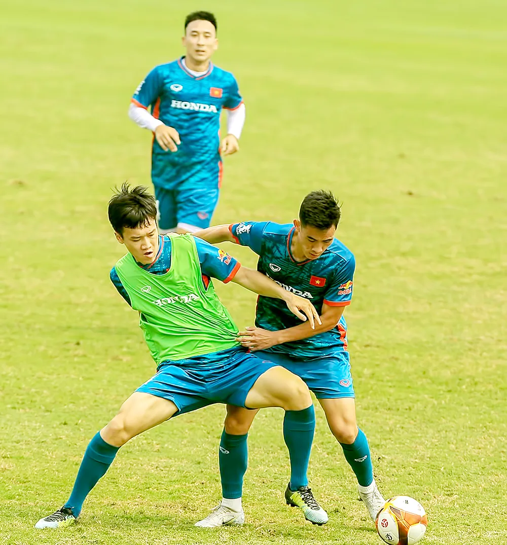 Buổi tập ngày 10-3 quân số lên đến 50 cầu thủ từ đội tuyển quốc gia và đội U23 Việt Nam. Ảnh: THANH QUỐC Buổi tập ngày 10-3 quân số lên đến 50 cầu thủ từ đội tuyển quốc gia và đội U23 Việt Nam. Ảnh: THANH QUỐC