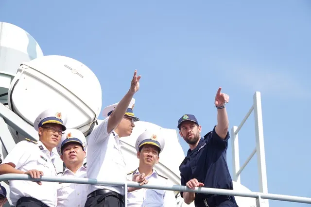 Đoàn cán bộ Lữ đoàn 167 trao đổi thông tin với Thuyền trưởng tàu Hải quân Hoàng gia Anh Đoàn cán bộ Lữ đoàn 167 trao đổi thông tin với Thuyền trưởng tàu Hải quân Hoàng gia Anh