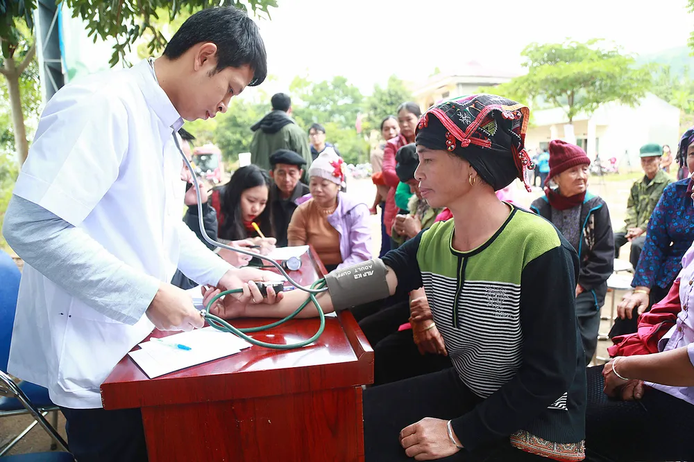 Thu nhập của đội ngũ y tế ở cơ sở chưa tương xứng với lao động. Ảnh: QUANG PHÚC