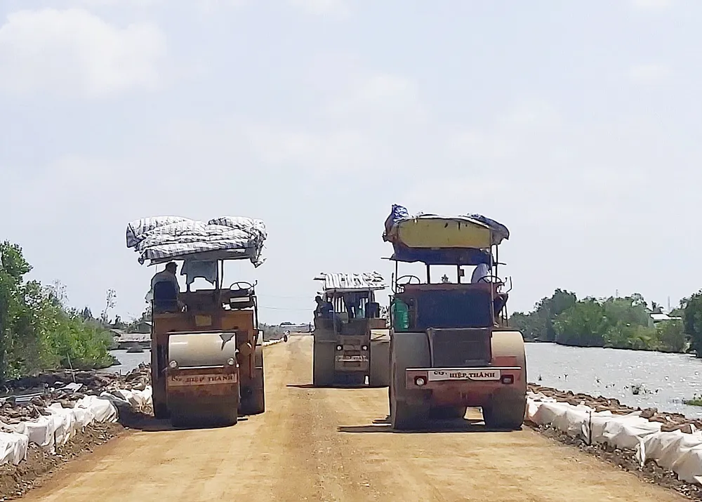 Tuyến trục Đông - Tây, đoạn từ cầu Mương Điều về cầu Bảy Háp thi công cả ngày lẫn đêm vào mùa khô. Ảnh: TẤN THÁI