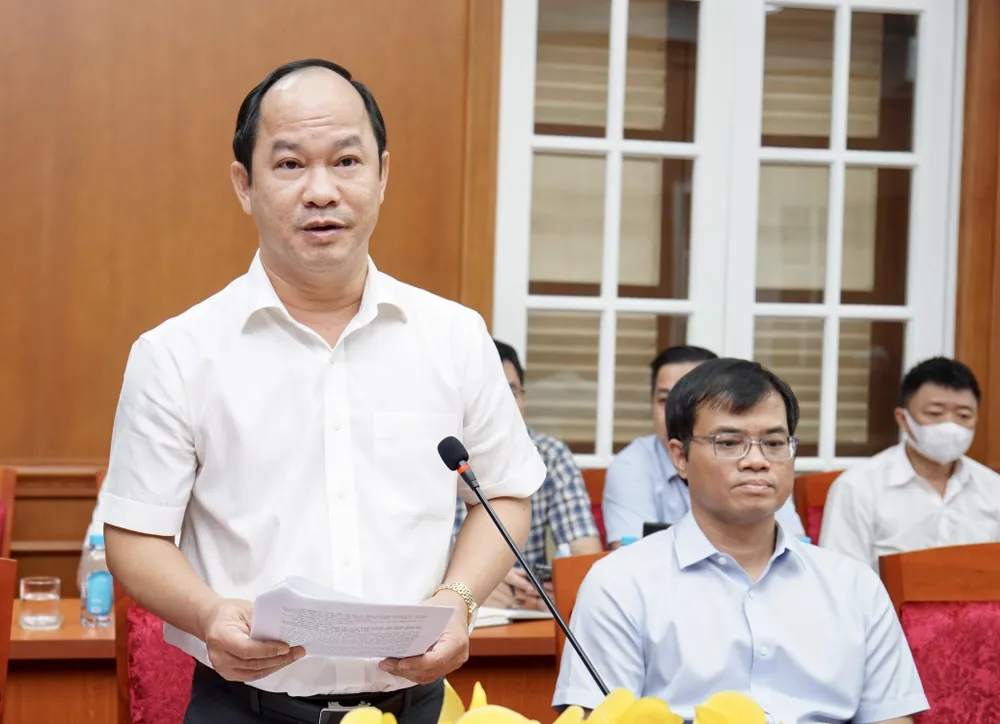 Chủ tịch UBND quận 1 Lê Đức Thanh báo cáo. Ảnh: HOÀNG HÙNG