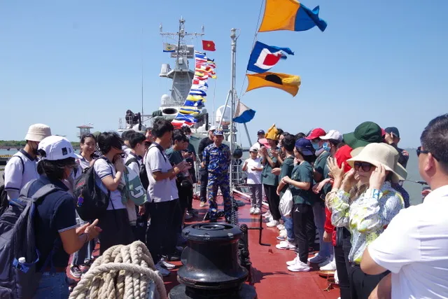 Thăm quan và nghe giới thiệu về tàu tên lửa của Lữ đoàn 167 Thăm quan và nghe giới thiệu về tàu tên lửa của Lữ đoàn 167