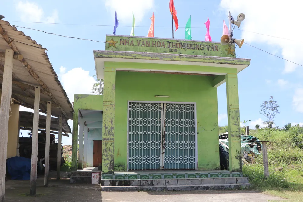 Nhà văn hóa Đồng Vân được xây dựng trên mảnh đất do ông Quảng hiến tặng Nhà văn hóa Đồng Vân được xây dựng trên mảnh đất do ông Quảng hiến tặng