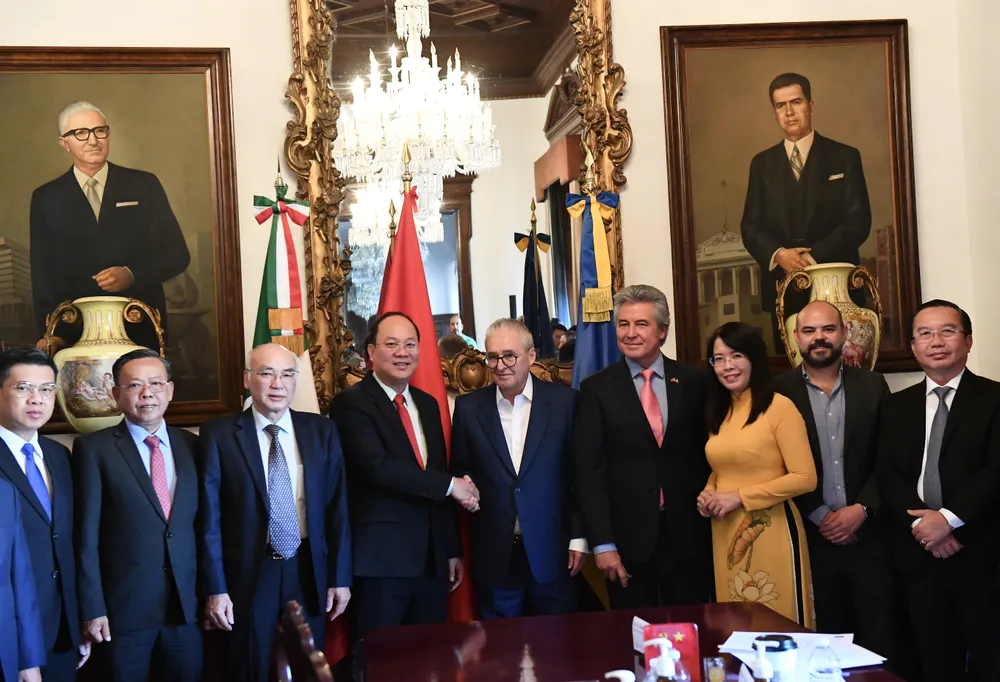 Bộ trưởng Chính phủ bang Jalisco Enrique Ibarra Pedroza chào đón Phó Bí thư Thành ủy TPHCM Nguyễn Hồ Hải và Đoàn đại biểu TPHCM. Ảnh: VIỆT DŨNG