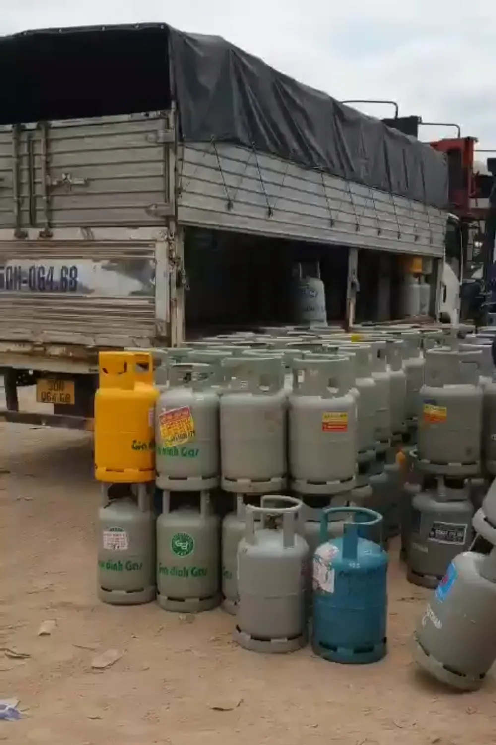 Các bình gas có dấu hiệu giả mạo thương hiệu bị quản lý thị trường phát hiện, tạm giữ Các bình gas có dấu hiệu giả mạo thương hiệu bị quản lý thị trường phát hiện, tạm giữ