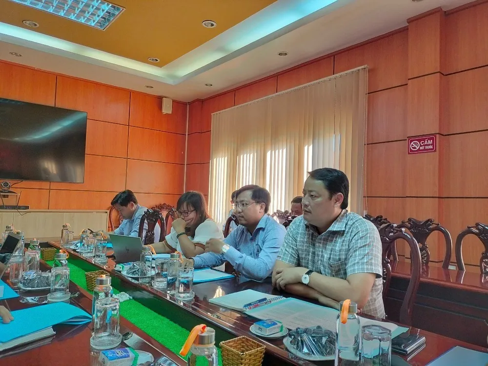 Ông Bùi Tứ Hải (bìa phải) tại buổi cung cấp thông tin về vụ cưỡng chế nhà ông Chiêm Buồl Cột