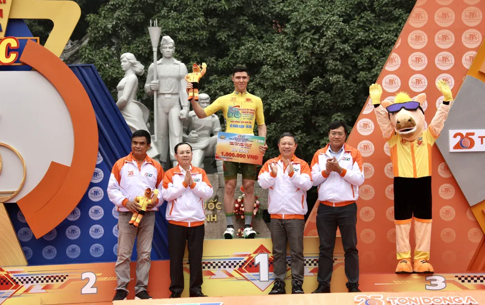 Phó Bí thư Thành ủy TPHCM Nguyễn Văn Hiếu cùng Phó Chủ tịch UBND TPHCM Dương Anh Đức và Tổng Cục trưởng Tổng cục TDTT Đặng Hà Việt trên bục trao giải cho tay đua thắng chặng 1. Ảnh: HOÀNG HÙNG