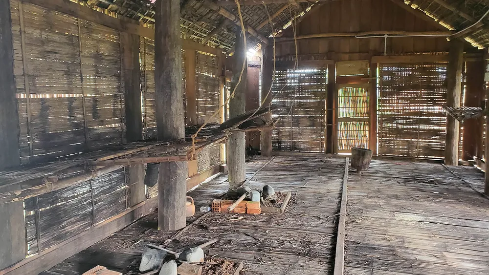 Bên trong khu nhà truyền thống nhếch nhác, xuống cấp nghiêm trọng