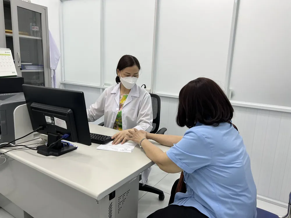 Bác sĩ Viện Sốt rét - Ký sinh trùng - Côn trùng TPHCM thăm khám cho bệnh nhân mắc sán lá gan Bác sĩ Viện Sốt rét - Ký sinh trùng - Côn trùng TPHCM thăm khám cho bệnh nhân mắc sán lá gan