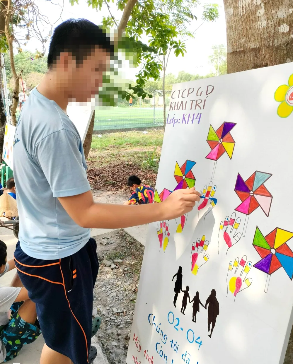 Trẻ đặc biệt tham gia vẽ tranh