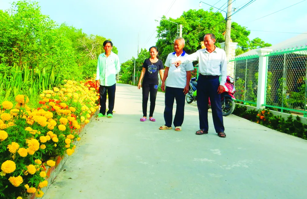 Trồng hoa tạo cảnh quan ven đường ở tỉnh Tiền Giang. Ảnh: NGỌC PHÚC