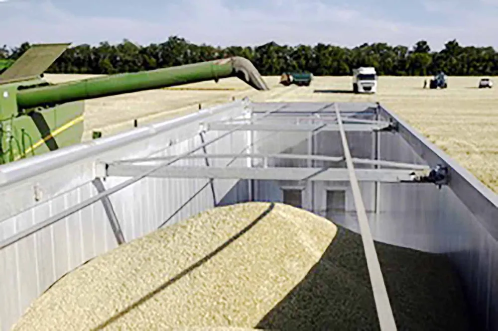 Thu hoạch lúa mì tại một trang trại ở Ukraine Thu hoạch lúa mì tại một trang trại ở Ukraine