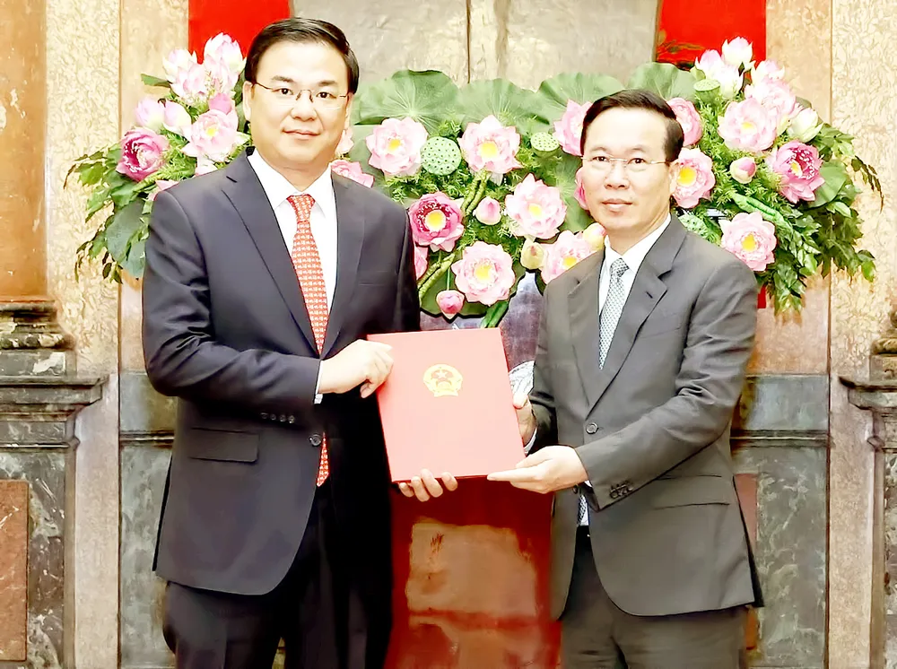 Sáng 18-4, Chủ tịch nước Võ Văn Thưởng trao Quyết định bổ nhiệm đồng chí Phạm Quang Hiệu, Thứ trưởng Bộ Ngoại giao, Chủ nhiệm Ủy ban Nhà nước về người Việt Nam ở nước ngoài, làm Đại sứ Việt Nam tại Nhật Bản, kiêm nhiệm Cộng hòa Quần đảo Marshall nhiệm kỳ 2023- 2026. Ảnh: TTXVN Sáng 18-4, Chủ tịch nước Võ Văn Thưởng trao Quyết định bổ nhiệm đồng chí Phạm Quang Hiệu, Thứ trưởng Bộ Ngoại giao, Chủ nhiệm Ủy ban Nhà nước về người Việt Nam ở nước ngoài, làm Đại sứ Việt Nam tại Nhật Bản, kiêm nhiệm Cộng hòa Quần đảo Marshall nhiệm kỳ 2023- 2026. Ảnh: TTXVN