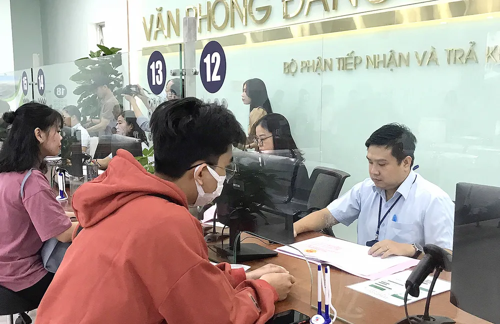 Người dân làm thủ tục đất đai tại Văn phòng đăng ký đất đai TP Thủ Đức, TPHCM