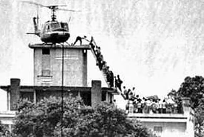 Di tản trên nóc tòa nhà ở trung tâm Sài Gòn ngày 29-4-1975. Ảnh: HUBERT VAN ES Di tản trên nóc tòa nhà ở trung tâm Sài Gòn ngày 29-4-1975. Ảnh: HUBERT VAN ES