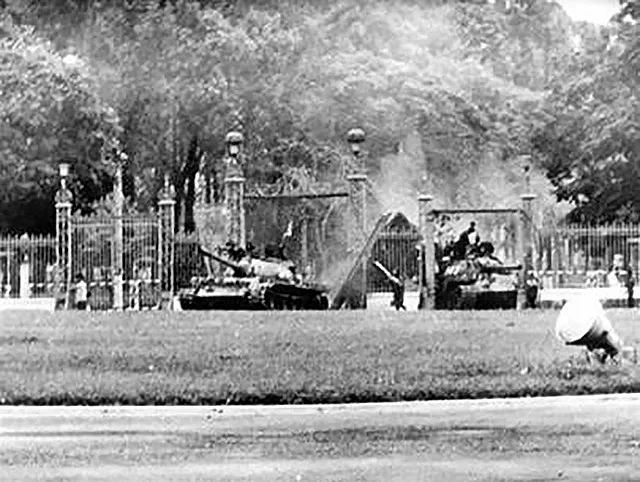 Xe tăng 390 húc đổ cổng sắt Dinh Độc Lập ngày 30-4-1975. Ảnh: Françoise DEMULDER Xe tăng 390 húc đổ cổng sắt Dinh Độc Lập ngày 30-4-1975. Ảnh: Françoise DEMULDER