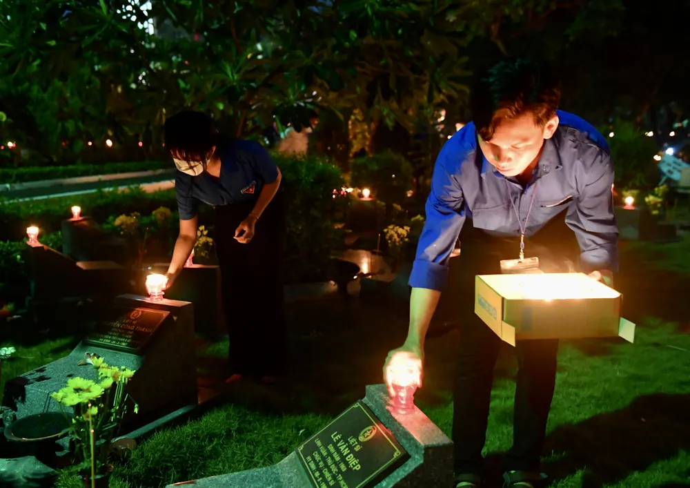 Các đoàn viên thanh niên thắp nến tri ân các anh hùng liệt sĩ tại tại Nghĩa trang Liệt sĩ TPHCM. Ảnh: VIỆT DŨNG Các đoàn viên thanh niên thắp nến tri ân các anh hùng liệt sĩ tại tại Nghĩa trang Liệt sĩ TPHCM. Ảnh: VIỆT DŨNG