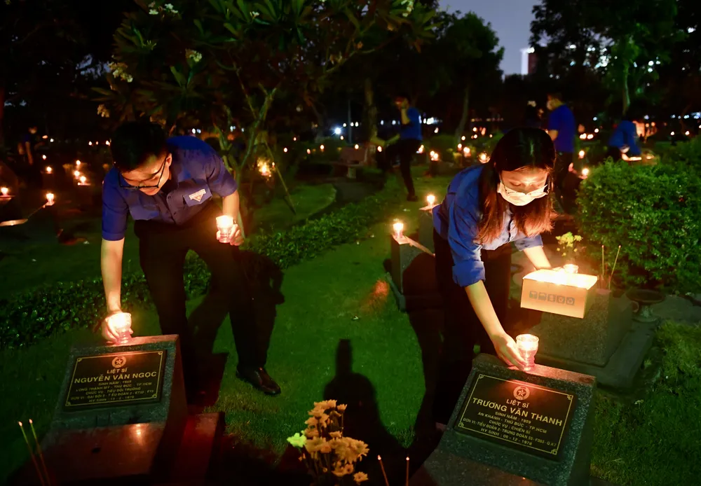 Các đoàn viên thanh niên thắp nến tri ân các anh hùng liệt sĩ tại tại Nghĩa trang Liệt sĩ TPHCM. Ảnh: VIỆT DŨNG Các đoàn viên thanh niên thắp nến tri ân các anh hùng liệt sĩ tại tại Nghĩa trang Liệt sĩ TPHCM. Ảnh: VIỆT DŨNG