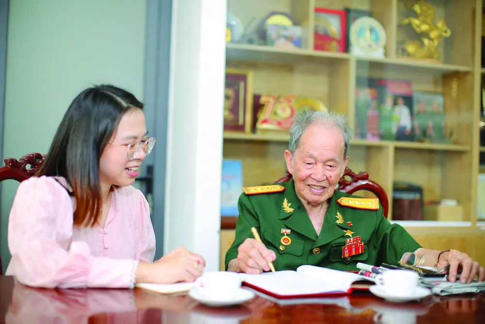 Bác Tư Cang ký tặng sách "Tình báo kể chuyện". Ảnh: DŨNG PHƯƠNG Bác Tư Cang ký tặng sách "Tình báo kể chuyện". Ảnh: DŨNG PHƯƠNG
