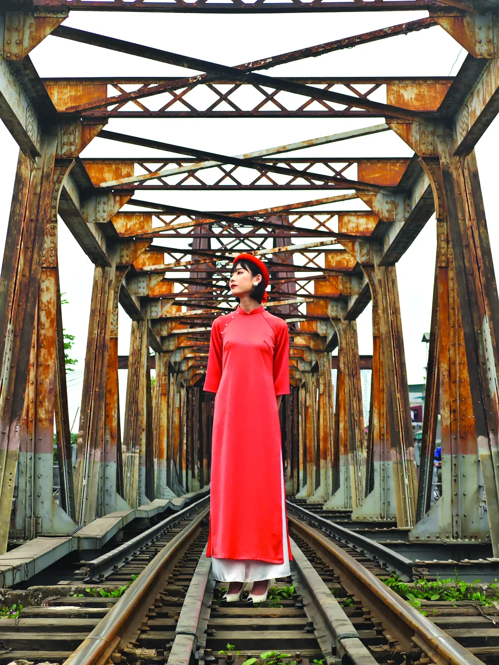 Thiếu nữ Hà Nội trong bộ áo dài ở cầu Long Biên. Ảnh: TUẤN FR Thiếu nữ Hà Nội trong bộ áo dài ở cầu Long Biên. Ảnh: TUẤN FR