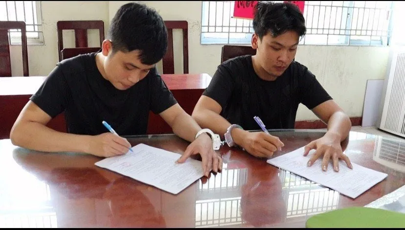 Hai đối tượng Mạc Bửu Đức, Nguyễn Quang Tỉnh khai nhận hành vi phạm tội tại cơ quan công an Hai đối tượng Mạc Bửu Đức, Nguyễn Quang Tỉnh khai nhận hành vi phạm tội tại cơ quan công an