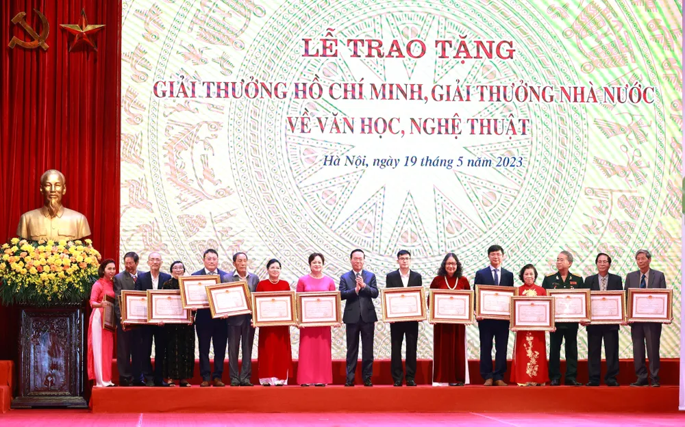 Chủ tịch nước Võ văn Thưởng trao tặng, truy tặng Giải thưởng Hồ Chí Minh về VHNT năm 2023 đến các tác giả, đồng tác giả. Ảnh: VIẾT CHUNG Chủ tịch nước Võ văn Thưởng trao tặng, truy tặng Giải thưởng Hồ Chí Minh về VHNT năm 2023 đến các tác giả, đồng tác giả. Ảnh: VIẾT CHUNG