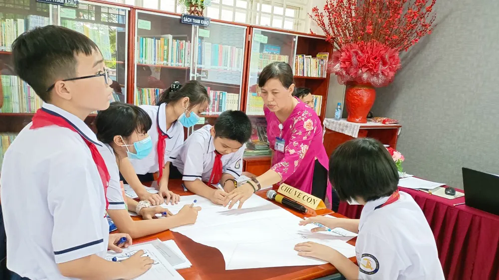 Học sinh Trường THCS Trần Văn Quang (quận Tân Bình, TPHCM) trong giờ học môn Giáo dục địa phương Học sinh Trường THCS Trần Văn Quang (quận Tân Bình, TPHCM) trong giờ học môn Giáo dục địa phương