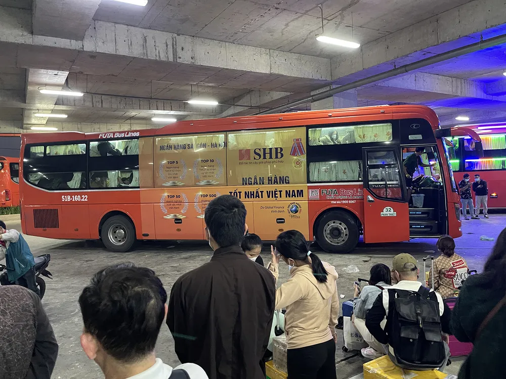 Hành khách sau khi xuống xe khách giường nằm tại Bến xe Miền Đông mới đang chờ xe trung chuyển về nhà. Ảnh: THANH HẢI Hành khách sau khi xuống xe khách giường nằm tại Bến xe Miền Đông mới đang chờ xe trung chuyển về nhà. Ảnh: THANH HẢI