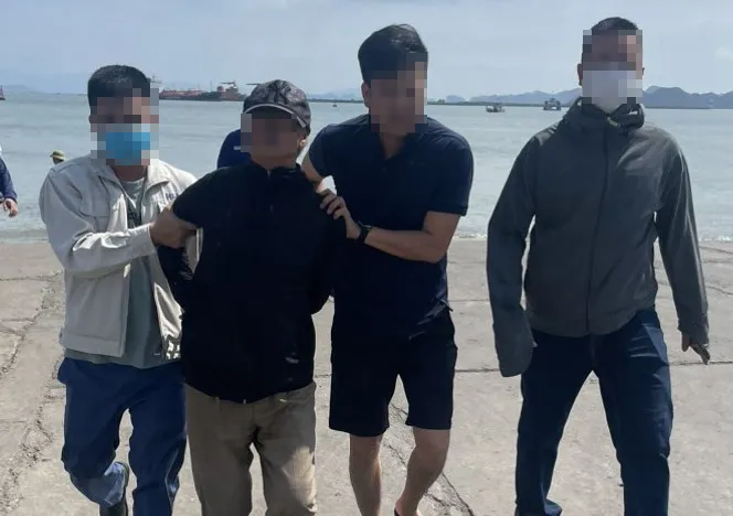 L.V.N. (đội nón) được lực lượng chức năng đưa về trụ sở Công an thị trấn Cát Hải để làm rõ