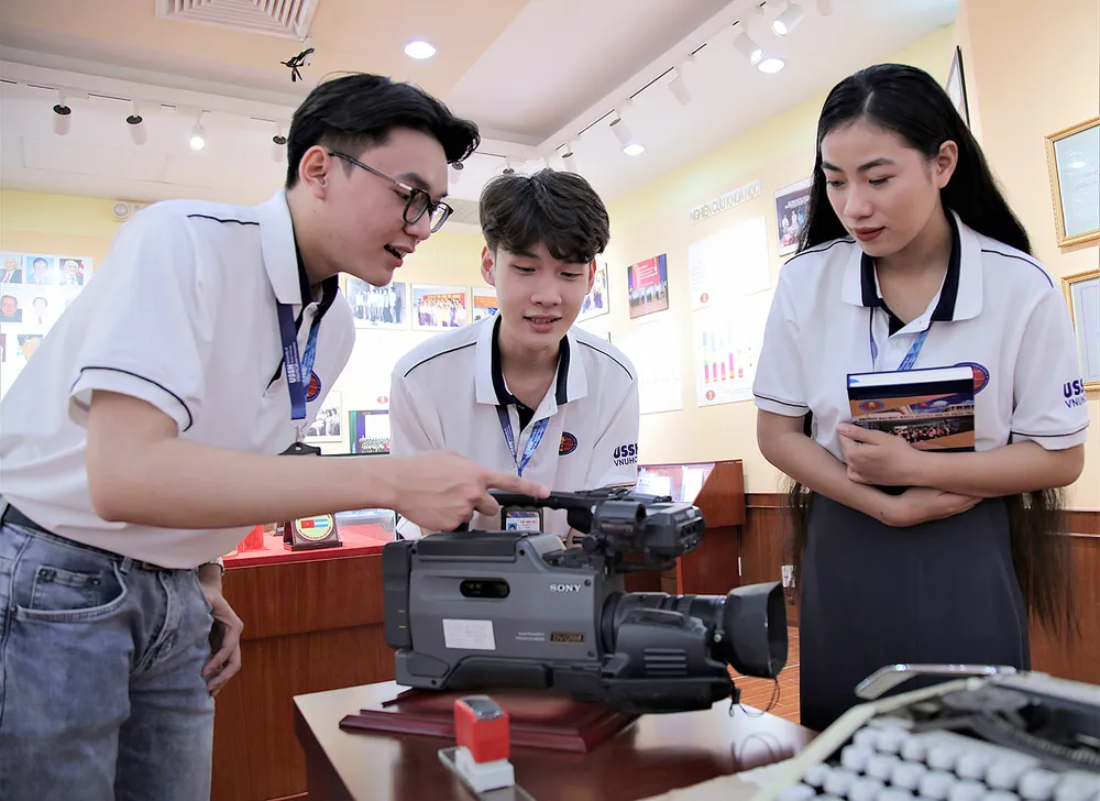 Sinh viên ngành Báo chí Trường ĐH Khoa học xã hội và Nhân văn (ĐH Quốc gia TPHCM) trong giờ học thực hành Sinh viên ngành Báo chí Trường ĐH Khoa học xã hội và Nhân văn (ĐH Quốc gia TPHCM) trong giờ học thực hành