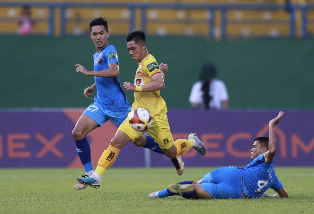 Cầu thủ Lâm Ti Phông (giữa) cùng Thanh Hóa kéo dài mạch 10 trận bất bại sau trận hòa 1-1 trước Bình Dương ở vòng 10. Ảnh: DŨNG PHƯƠNG