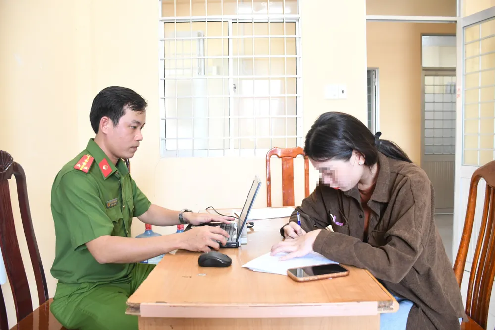 Đương sự Huỳnh Thúy Nhi tại cơ quan công an. Ảnh: HỒ GIANG Đương sự Huỳnh Thúy Nhi tại cơ quan công an. Ảnh: HỒ GIANG