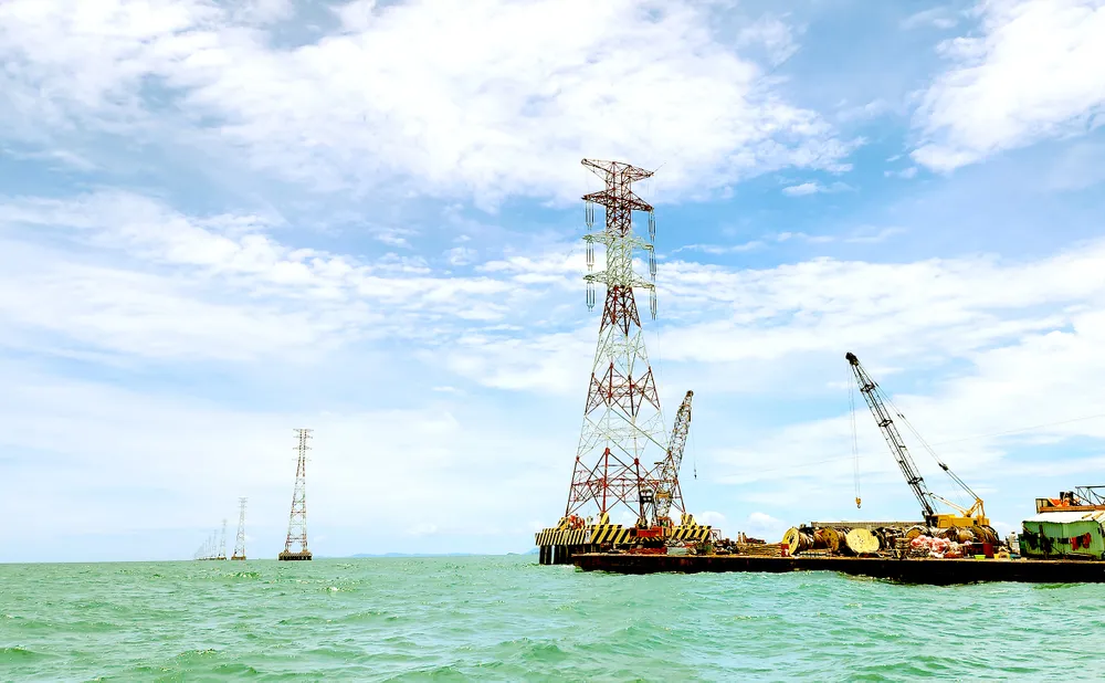 Toàn bộ quá trình khảo sát, thiết kế, thi công đường điện vượt biển Kiên Bình - Phú Quốc đều do đội ngũ kỹ thuật Việt Nam đảm trách Toàn bộ quá trình khảo sát, thiết kế, thi công đường điện vượt biển Kiên Bình - Phú Quốc đều do đội ngũ kỹ thuật Việt Nam đảm trách