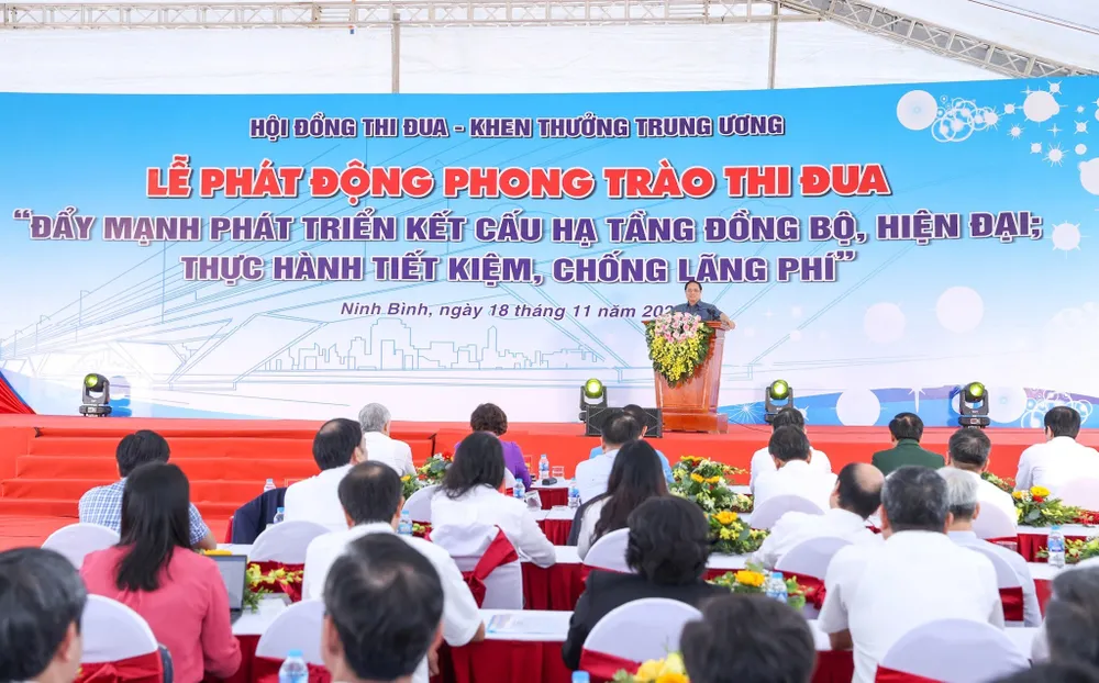 Thủ tướng Phạm Minh Chính phát động phong trào thi đua: “Đẩy mạnh phát triển kết cấu hạ tầng đồng bộ, hiện đại; thực hành tiết kiệm, chống lãng phí”, ngày 18-11-2022. Ảnh: VIẾT CHUNG Thủ tướng Phạm Minh Chính phát động phong trào thi đua: “Đẩy mạnh phát triển kết cấu hạ tầng đồng bộ, hiện đại; thực hành tiết kiệm, chống lãng phí”, ngày 18-11-2022. Ảnh: VIẾT CHUNG