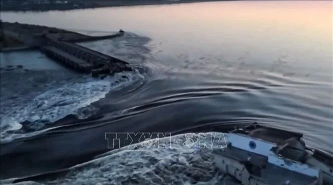 Đập thủy điện ở thị trấn Nova Kakhovka, tỉnh Kherson, Ukraine bị vỡ ngày 6-6-2023. Ảnh: AFP/TTXVN