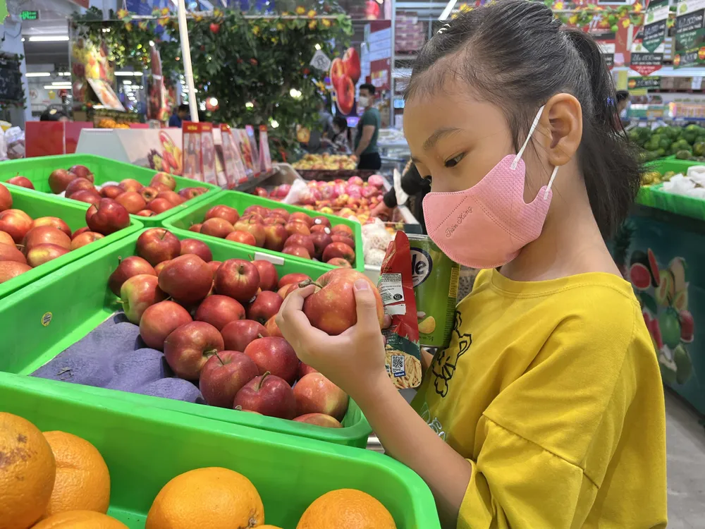 Một em nhỏ chọn mua táo tại MM Mega Market quận 12 (TPHCM) Một em nhỏ chọn mua táo tại MM Mega Market quận 12 (TPHCM)