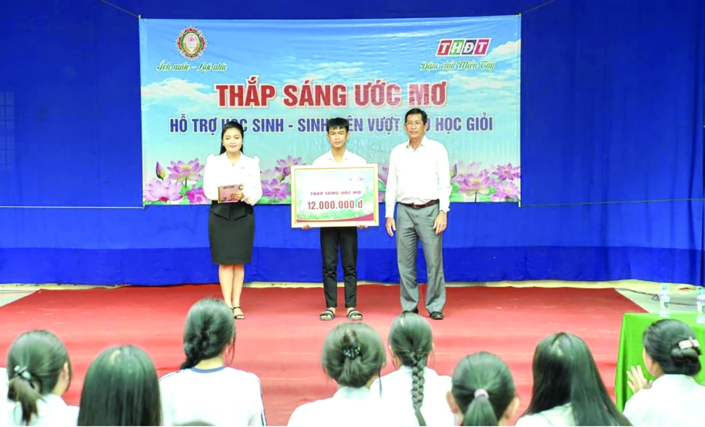 Ông Nguyễn Dương Thảo - Trưởng phòng Kế hoạch - Đầu tư Công ty TNHH MTV Xổ số kiến thiết Đồng Tháp đại diện nhà tài trợ trao học bổng “Thắp sáng ước mơ”