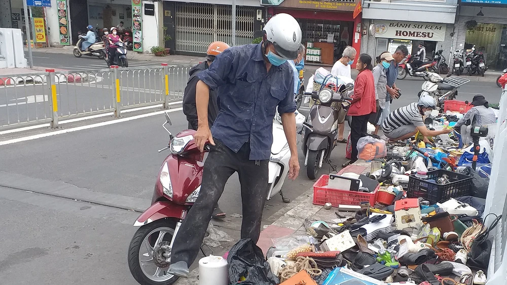 Họp chợ trên cầu