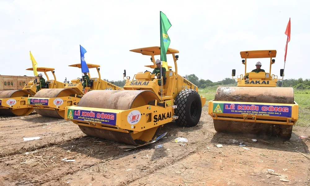 Khởi công dự án đường Vành đai 3 TPHCM (TP Thủ Đức, TPHCM), sáng 18-6. Ảnh: VIỆT DŨNG Khởi công dự án đường Vành đai 3 TPHCM (TP Thủ Đức, TPHCM), sáng 18-6. Ảnh: VIỆT DŨNG