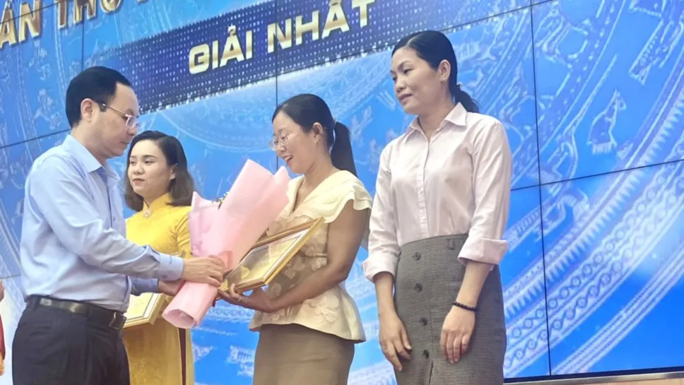 Bí thư Thành ủy Cần Thơ Nguyễn Văn Hiếu tặng bằng khen và hoa cho các tác giả đoạt giải nhất Giải báo chí Phan Ngọc Hiển - TP Cần Thơ